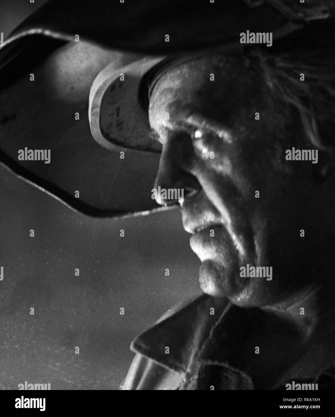 Die Stahlproduktion in der Hoesch AG Stahlwerke in der Westfalenhuette in Dortmund am 4. Dezember 1974 Am Hochofen und Siemens Martin Ofen (SM). | Verwendung weltweit Stockfoto