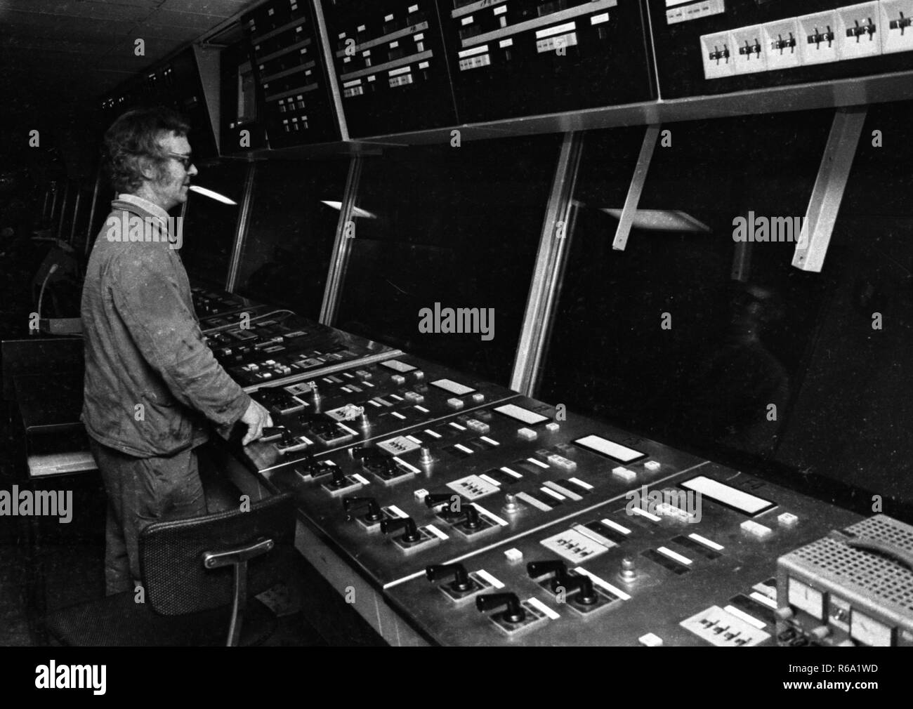 Die Stahlproduktion in der Hoesch AG Stahlwerke in der Westfalenhuette in Dortmund am 4. Dezember 1974 Am Hochofen und Siemens Martin Ofen (SM). | Verwendung weltweit Stockfoto