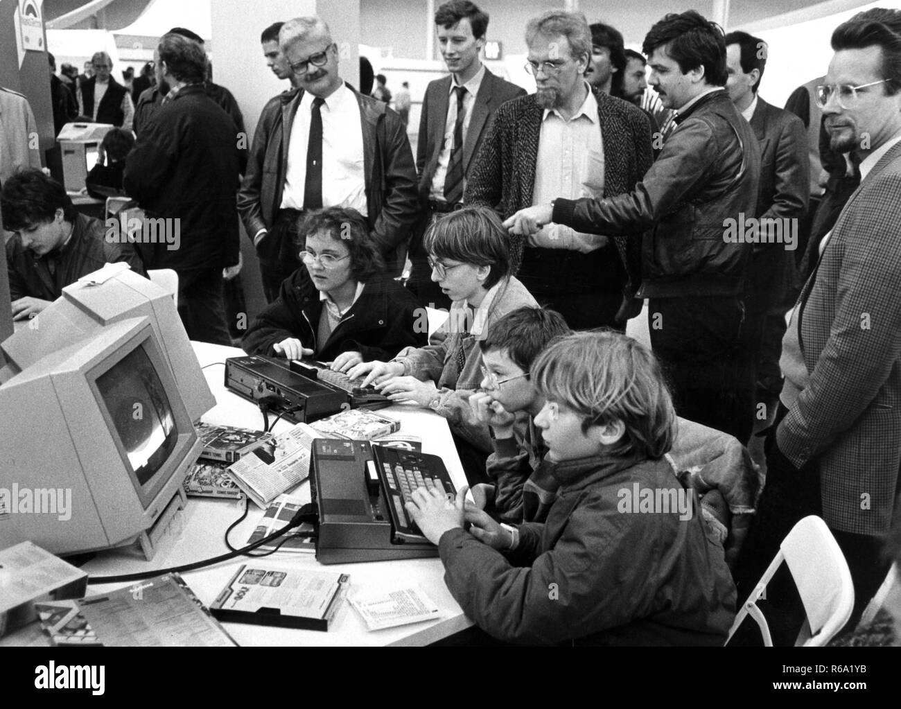 An der ersten Cebit im März 1986 in Hannover, ein Computer Camp angeboten, junge Leute, die sich für Technologie die Möglichkeit, Erfahrungen auszutauschen und neue Dinge über Informations- und Kommunikationstechnologien lernen. | Verwendung weltweit Stockfoto