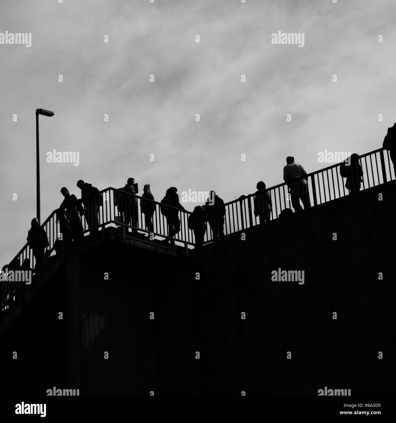Menschen auf einer Brücke Stockfoto