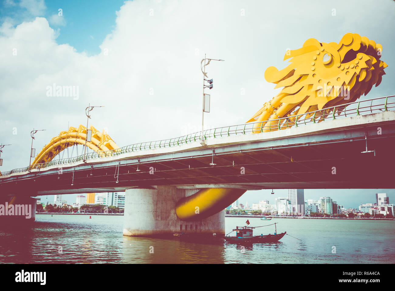 Dragon Bridge (Cua Rong), dieses moderne Brücke den Fluss Han, entworfen, und in der Form eines Drachen gebaut kreuzt. Sie ist ein Symbol der Stadt Da Nang, Vie Stockfoto