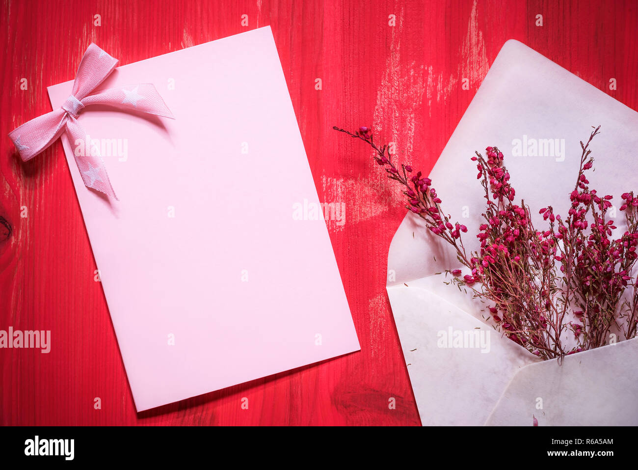 Umschlag mit Blumen und eine leere Nachricht Karte Stockfoto