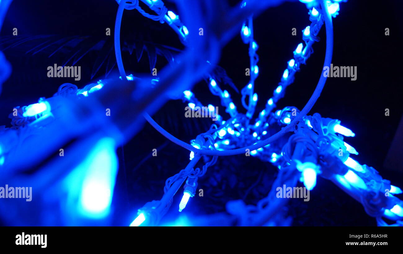 In einem Metall weiße Struktur mit Electric Blue Christmas Lichterketten in einem schwarzen Hintergrund Stockfoto