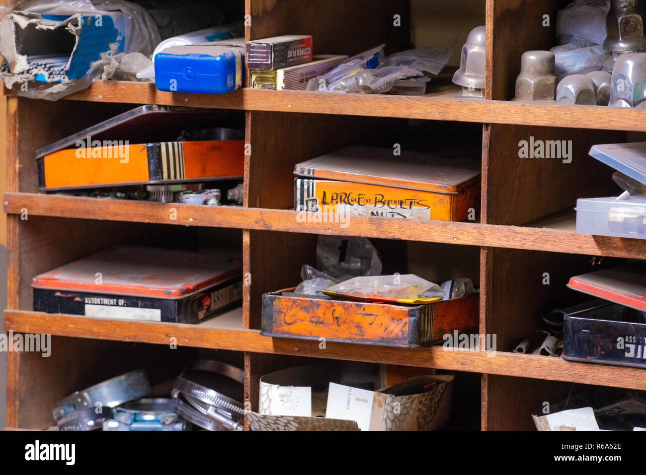 Alte Rad muttern und andere Teile aus Metall Kartons und Container auf Regalen in einem Workshop gespeichert Stockfoto