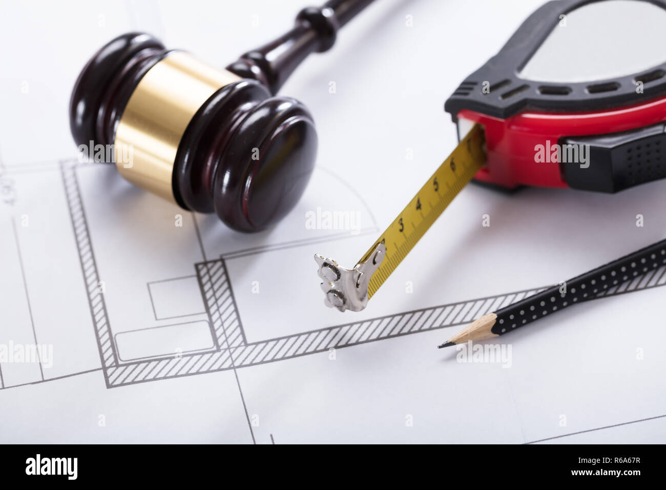 Hammer und Messgerät auf Blueprint Stockfoto