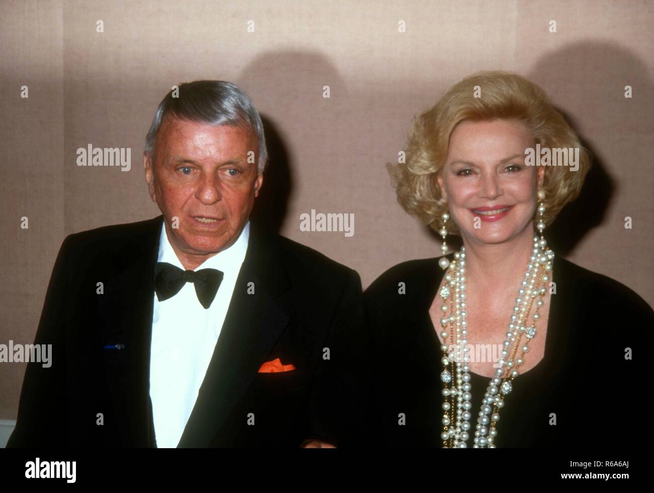 BEVERLY HILLS, Ca - 21. März: amerikanische Sänger Frank Sinatra und Frau Barbara Sinatra Feier teilnehmen wie Barbara die Frauen 1993 in Show Business Award erhält am 21. März 1993 im Beverly Hilton Hotel in Beverly Hills, Kalifornien. Foto von Barry King/Alamy Stock Foto Stockfoto