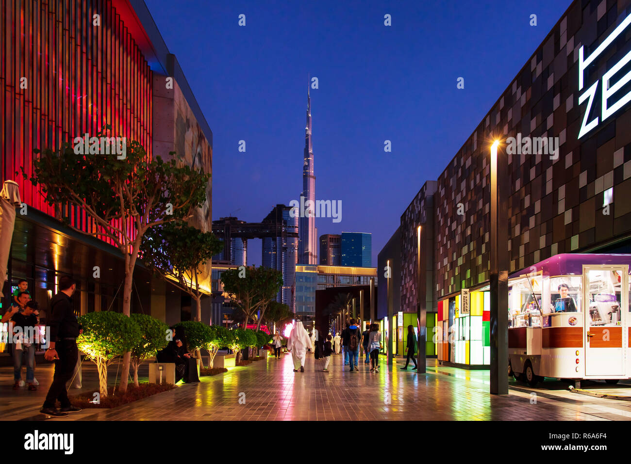 Dubai, Vereinigte Arabische Emirate - 30. November 2018: Dubai Stadt in der Nacht, Reisen und Freizeit Veranstaltungsort zu Fuß in Dubai in der Innenstadt mit vielen Cafés und Restaurants. Stockfoto