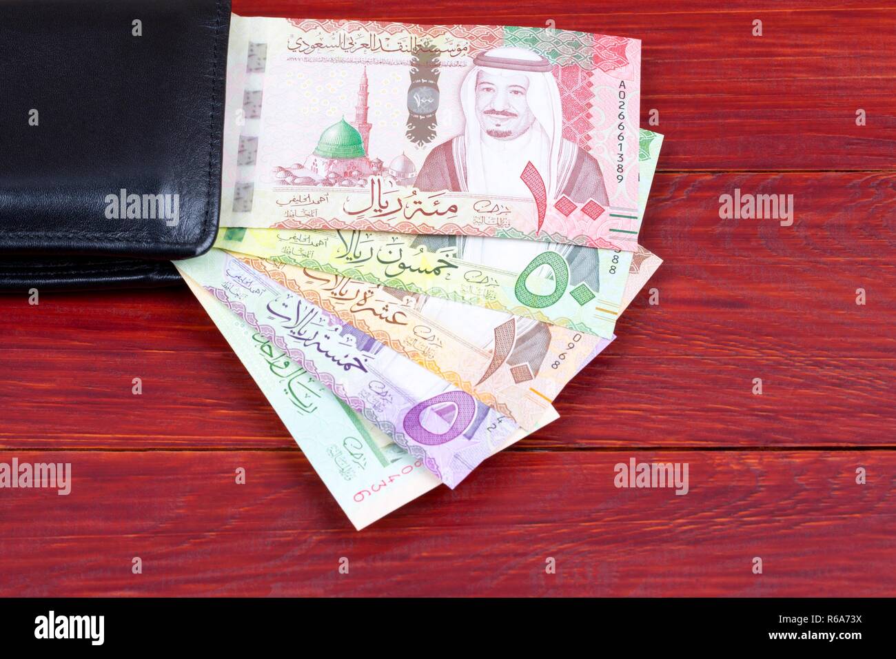 Geld aus Saudi-arabien in der schwarzen Mappe Stockfoto