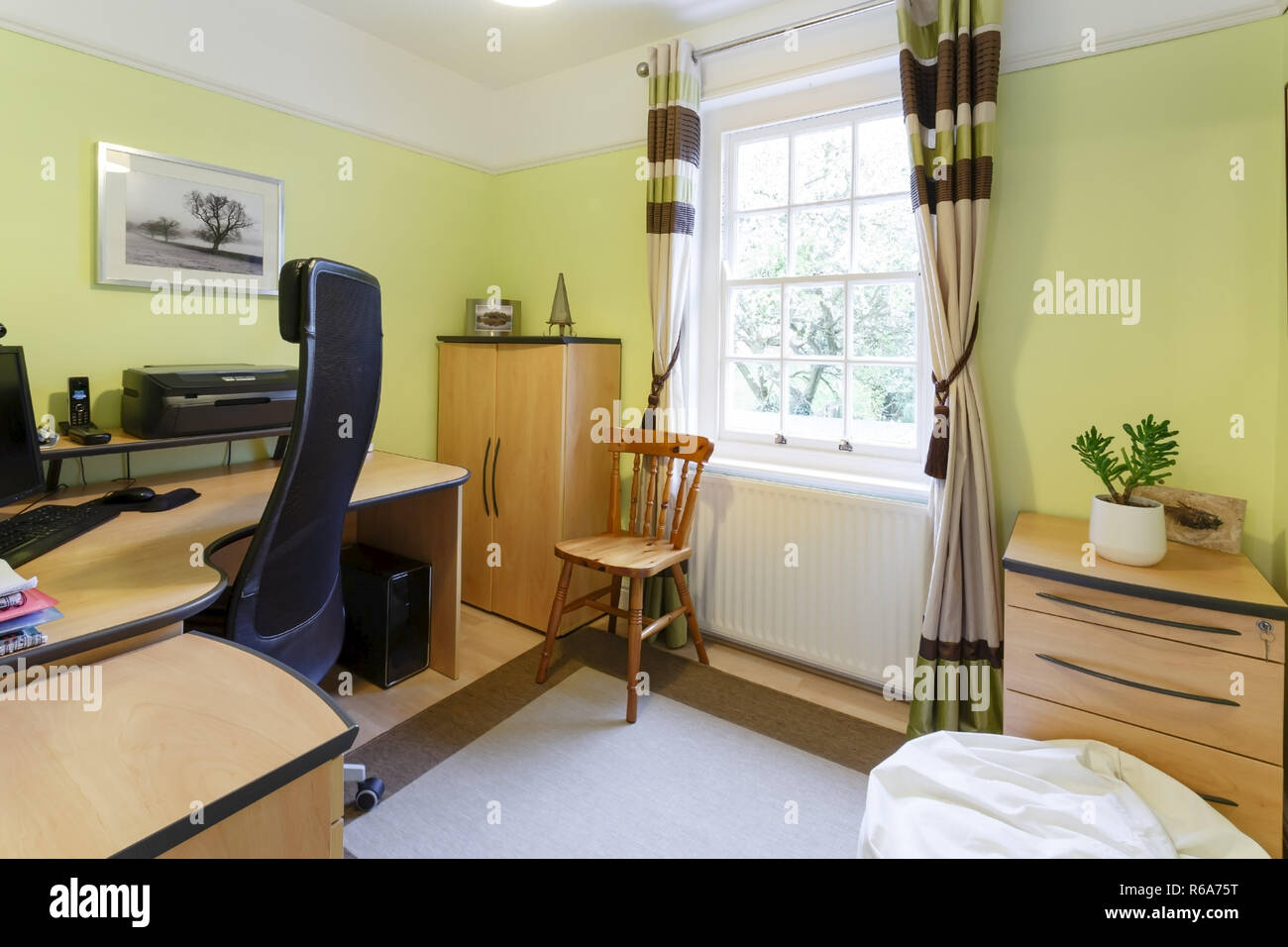 Home Office oder Studie Interieur mit modernem Dekor Stockfoto