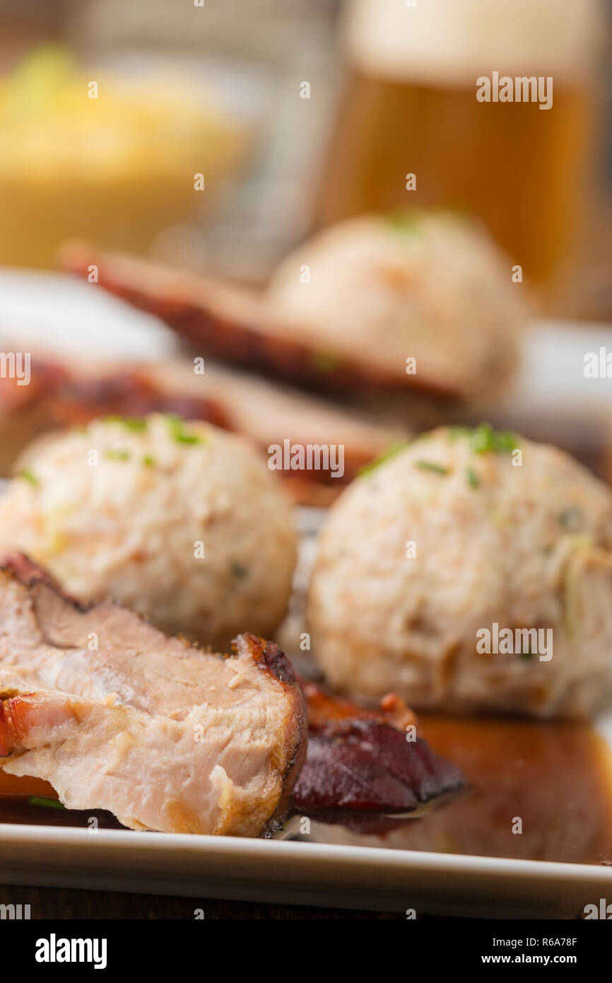 Bayerischer schweinebraten mit knodel -Fotos und -Bildmaterial in hoher ...