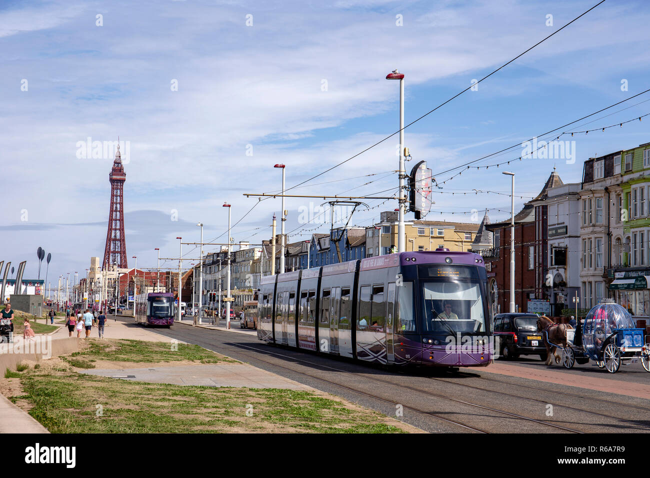 Bombardier FLEXITY 2 Straßenbahn auf der Promenade in Blackpool, Lancashire, Großbritannien Stockfoto