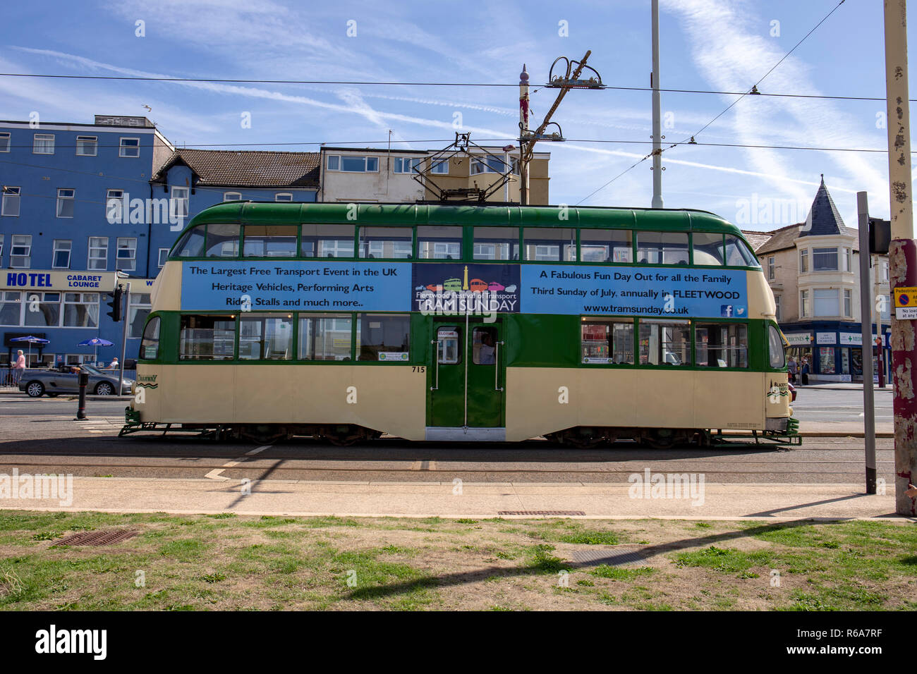 Double Decker Tram mit Nachricht in Blackpool, Lancashire, Großbritannien Stockfoto