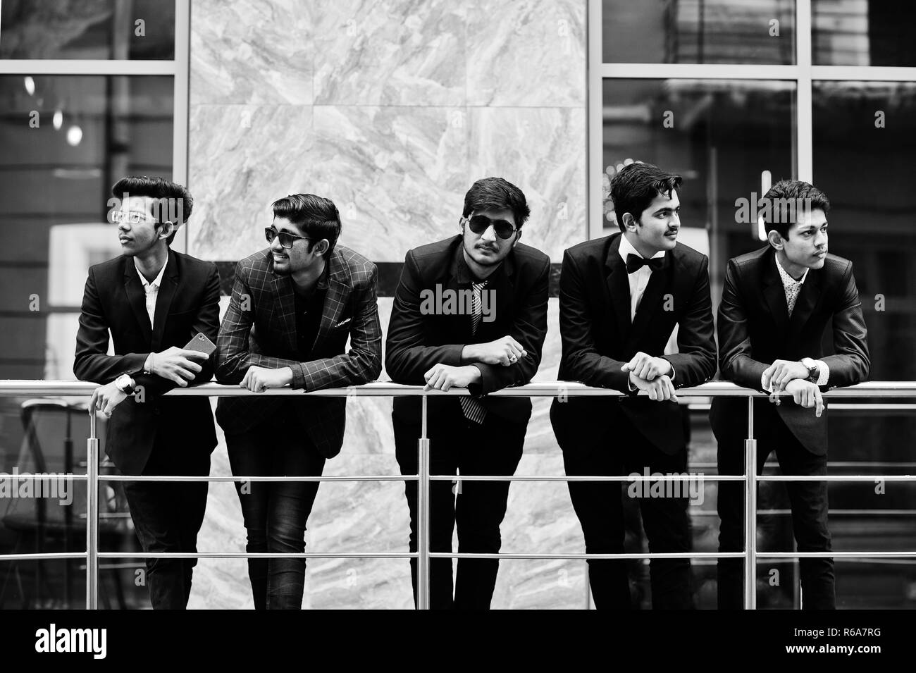 Gruppe von 5 indische Studenten in Anzügen, Outdoor. Stockfoto