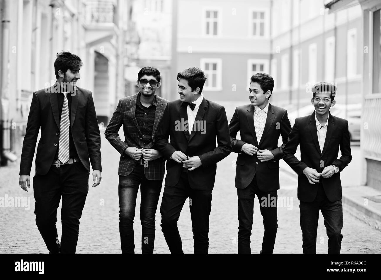 Gruppe von 5 indische Studenten in Anzügen, Outdoor. Stockfoto