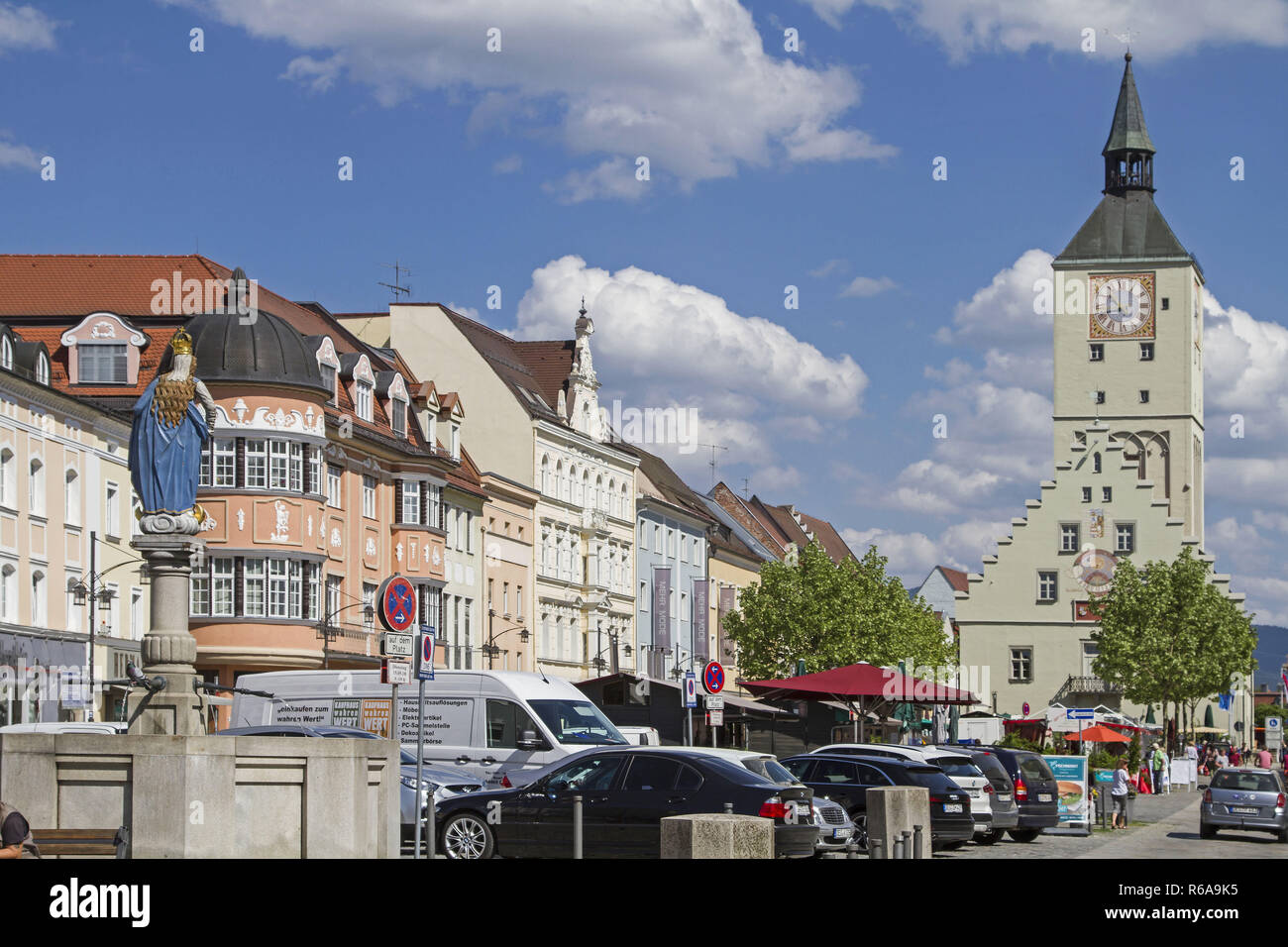 Die unteren Bayerischen Kreisstadt Deggendorf ist auch als Tor zum Bayerischen Wald Aufgrund seiner Lage an der Donau Am Foo bekannt Stockfoto