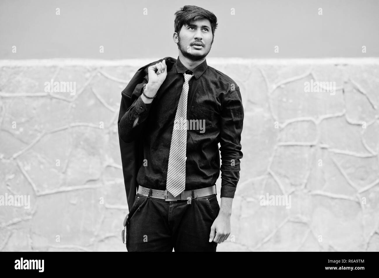 Junge Inder auf schwarzem Shirt und Krawatte, Outdoor. Stockfoto