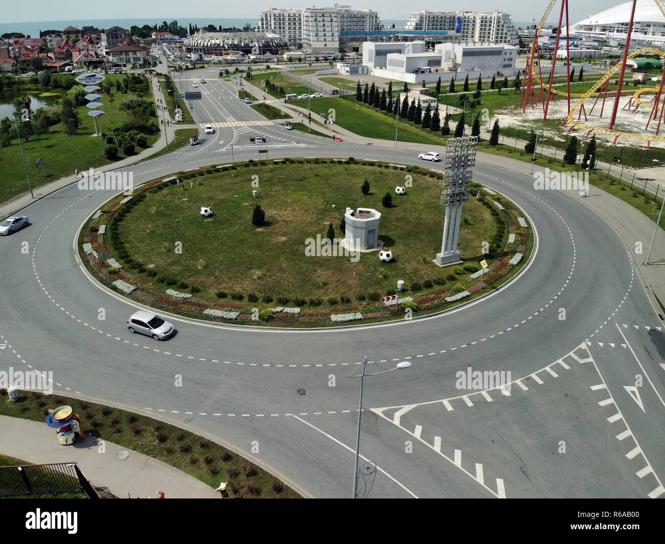 Sochi, Russland - 2. Juni 2018. Circular Road Kreuzung am Olimpiyskiy Prospekt in Adler Stockfoto