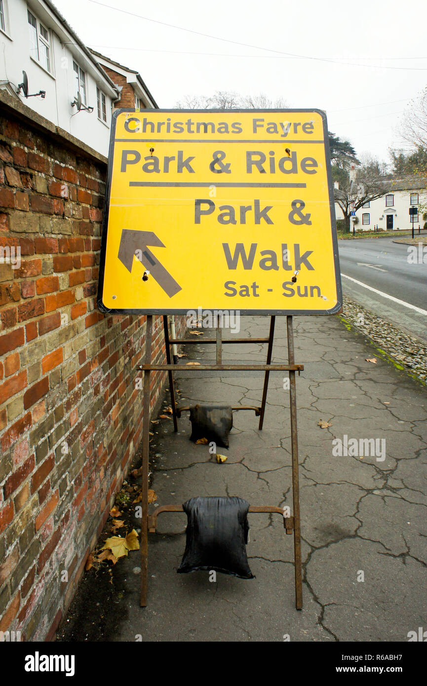 Eine temporäre gelbes Schild für das Parken während der Bury St Edmunds christmas Fayre 2018 Stockfoto