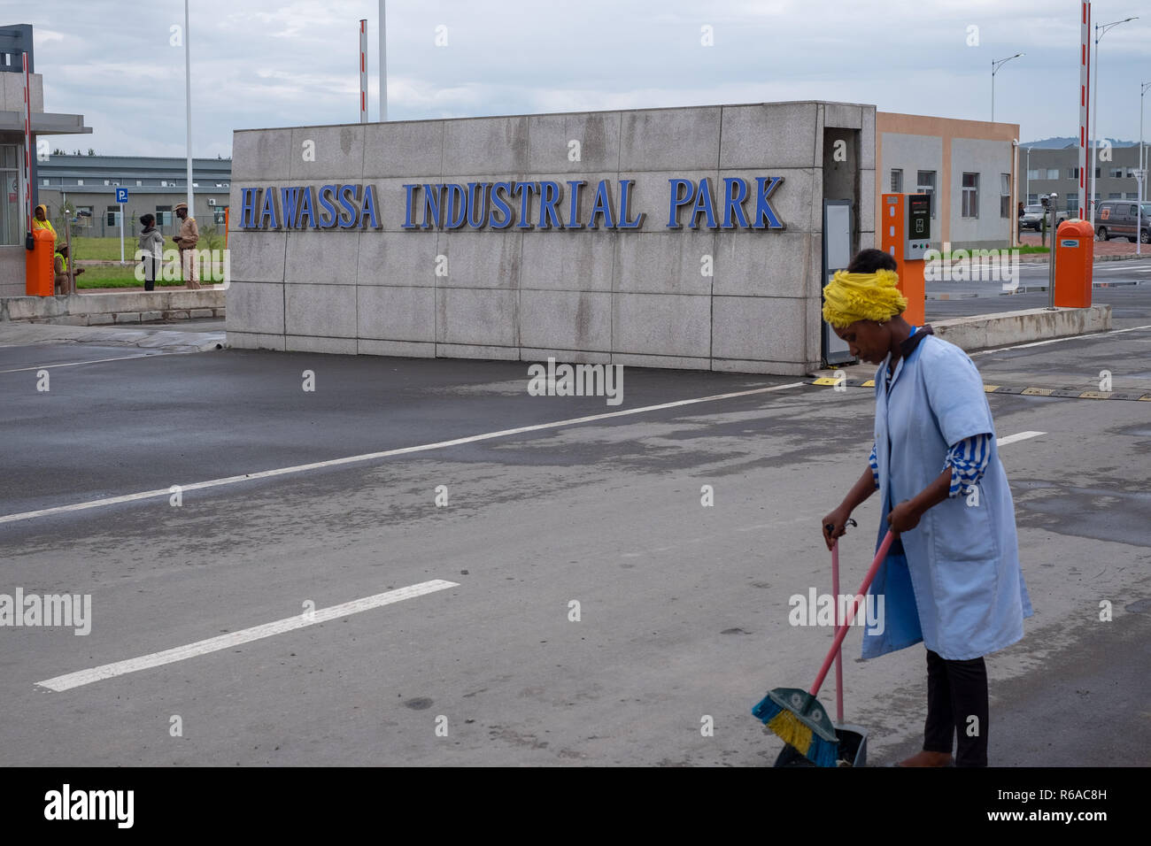 15. November 2018: Arbeitnehmer reinigen Sie die Straße vor dem Eingang des Hawassa Industrial Park, einer der wichtigsten Investitionen Äthiopien Zonen, ist tr Stockfoto