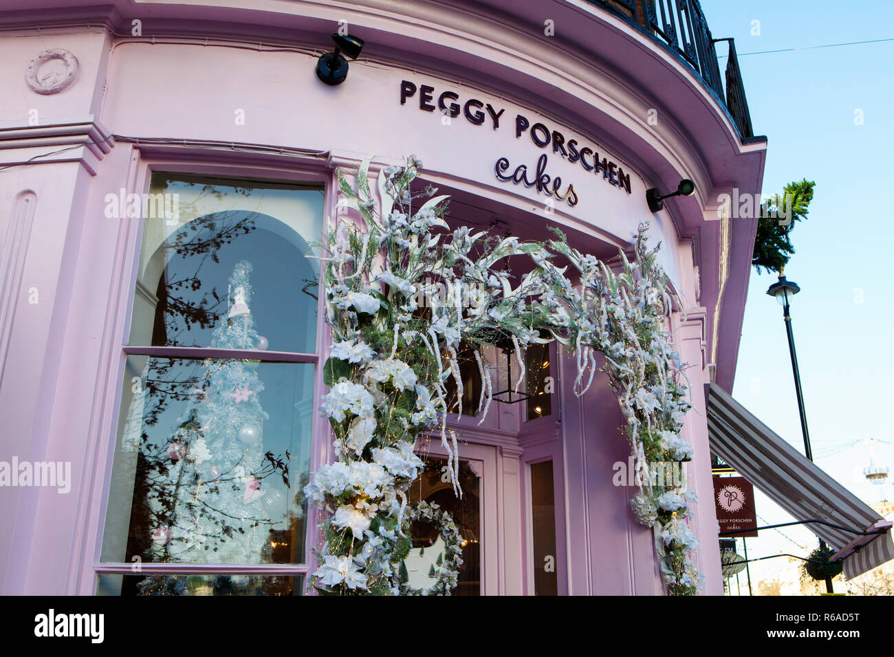 LONDON, GROSSBRITANNIEN, 30. NOVEMBER 2018: Stilvolle Cake Shop in der gehobenen Chelsea sind für Weihnachten dekoriert Stockfoto