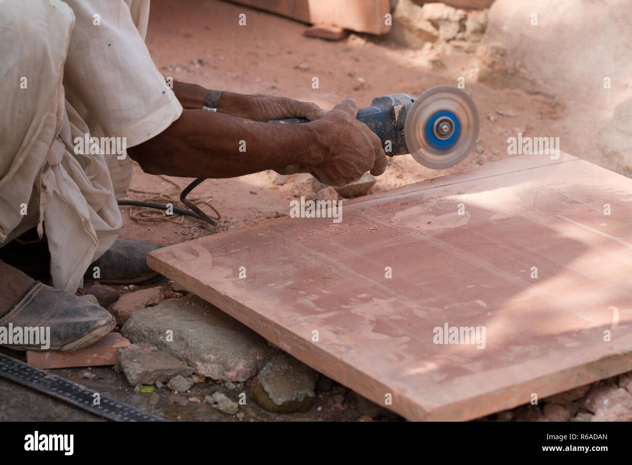 Bei der Arbeit mit Ziegelsteinen craftman Stockfoto