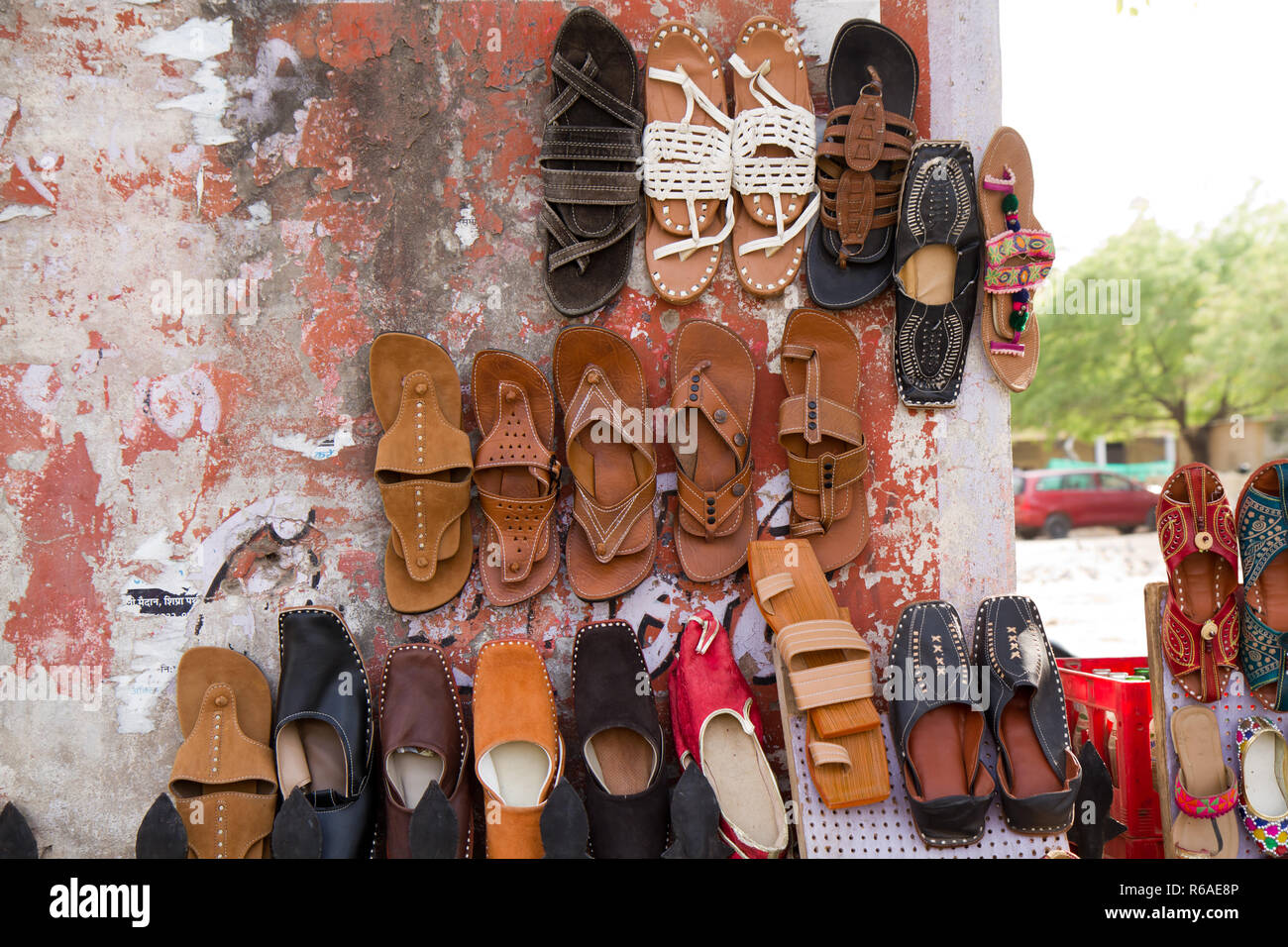 ein Männer verkaufen gebrauchte Schuhe auf der Straße Indien ein Männer verkaufen gebrauchte Schuhe auf der Straße Indien