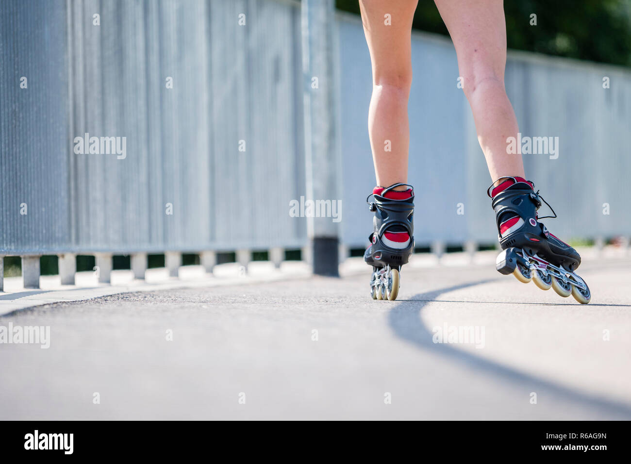 Frau, 20 Jahre, Inline Skating, detail Skates und Beine Stockfoto