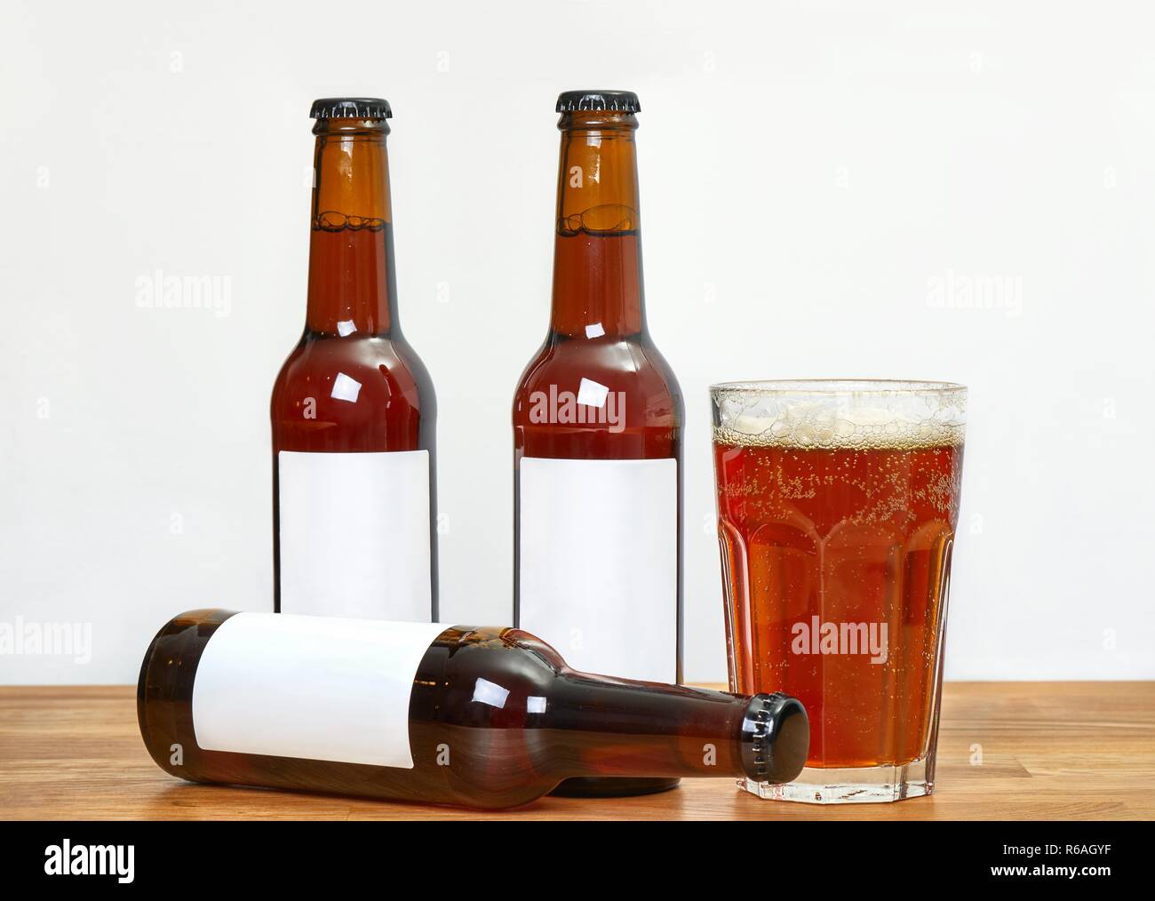 Bier Flaschen auf dem Tisch Stockfoto