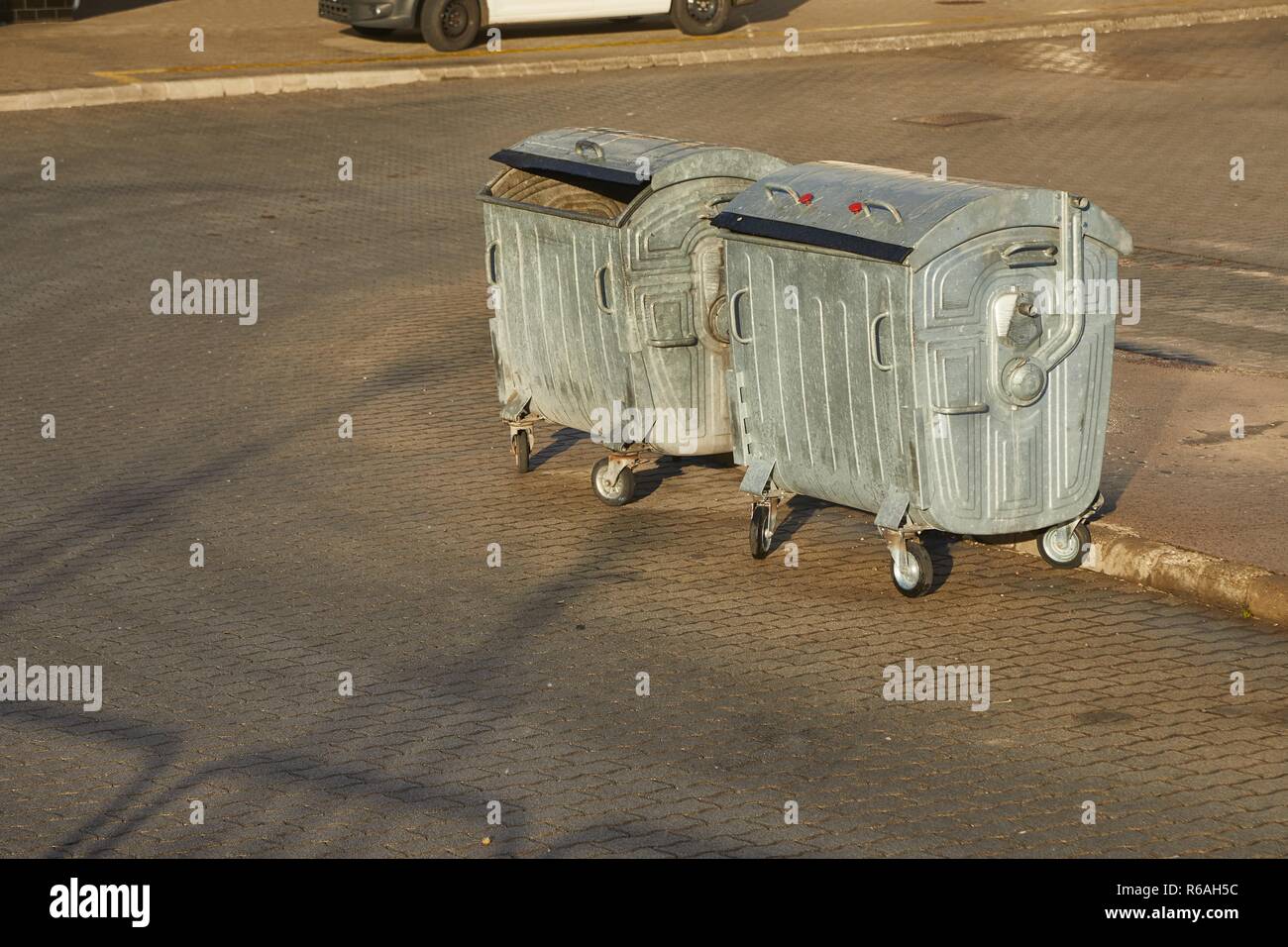 Müllcontainer in einem städtischen Gebiet Stockfoto