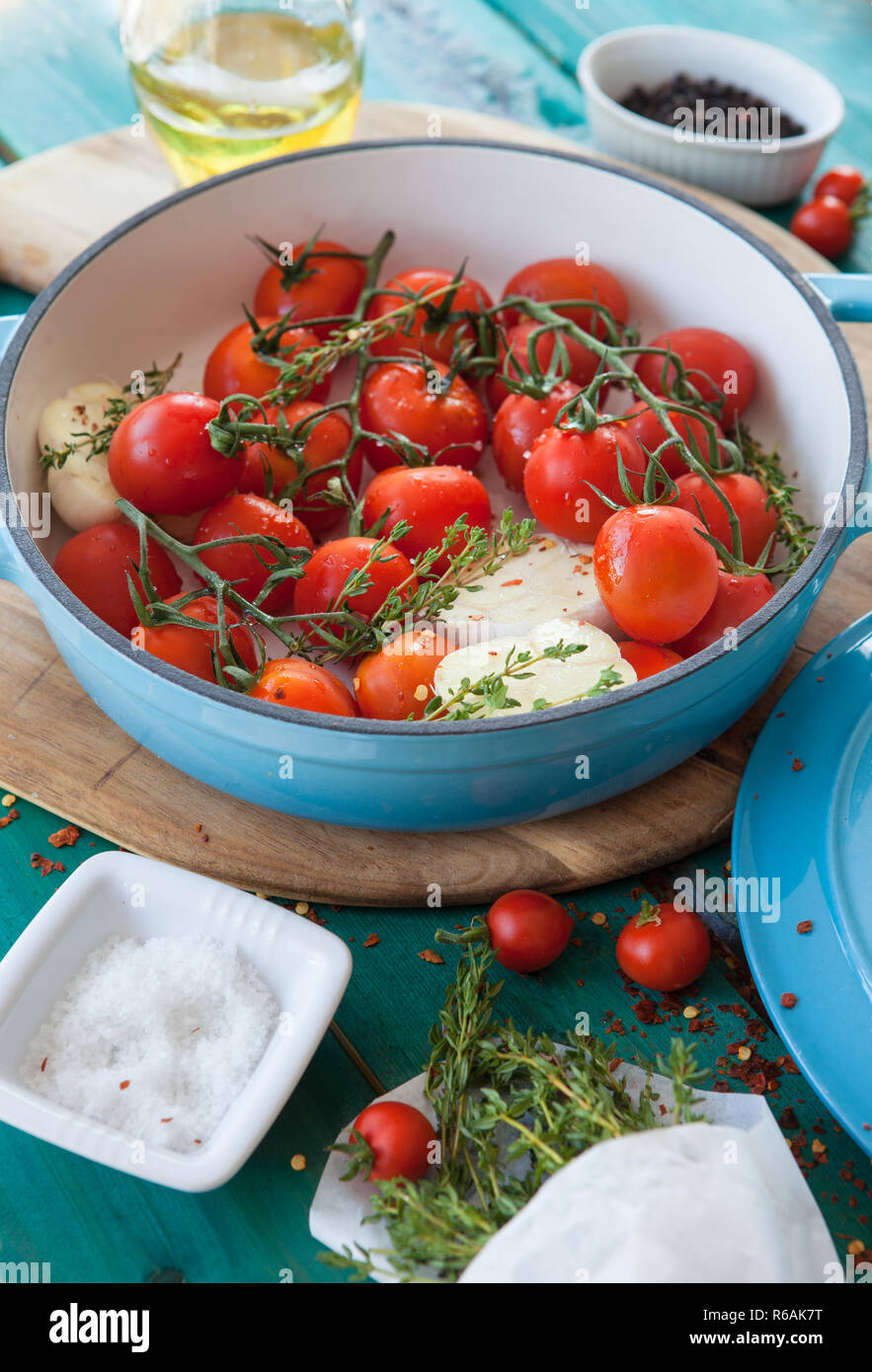 Die Röstung Tomaten mit Knoblauch Stockfoto