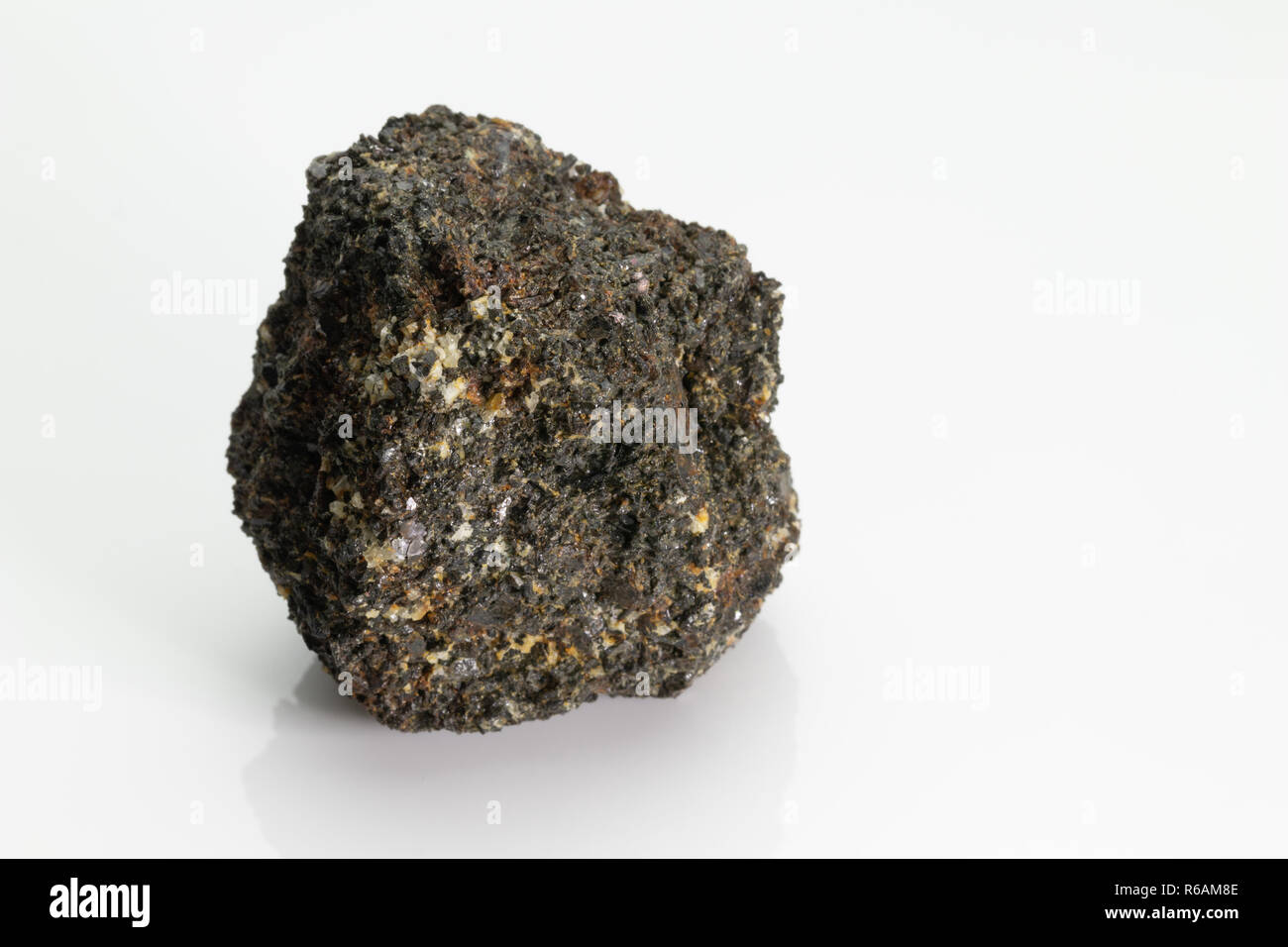 Die Glimmer ist schwarz Gruppe von Blatt Silikat (Filosilicatos) Mineralien, vom Vesuv isoliert auf einem weißen Hintergrund, Neapel, Italien Stockfoto