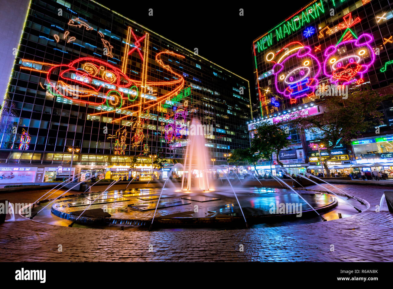 Tsim Sha Tsui, Hong Kong - 30. November 2018: Hong Kong Business District in der Nacht mit Licht, Anschluss Stockfoto
