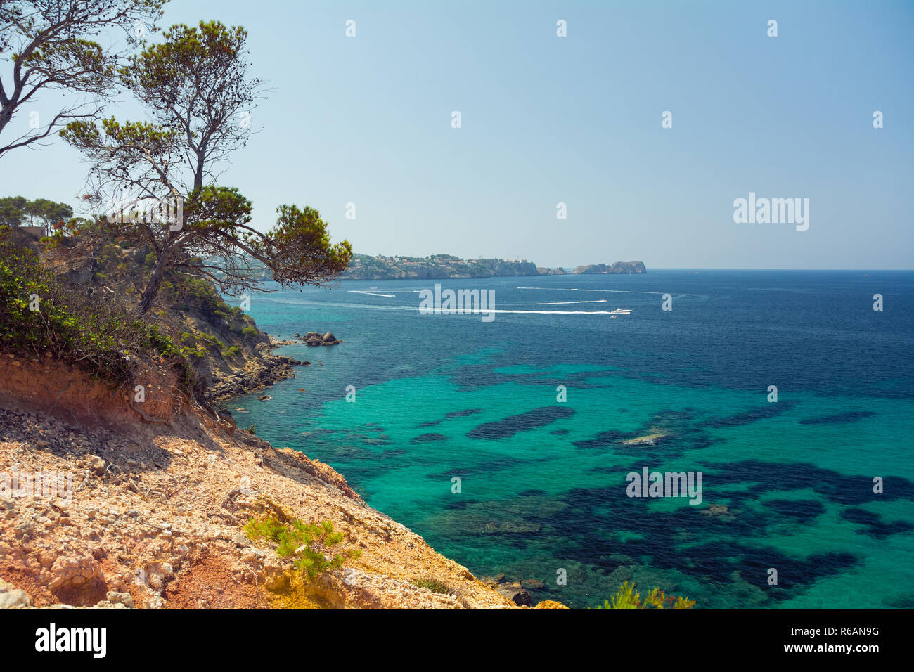 Santa Ponsa, Mallorca, Spanien - 24. Juli 2013: Blick auf die Straßen Ferienort Santa Ponsa im Sommer Stockfoto