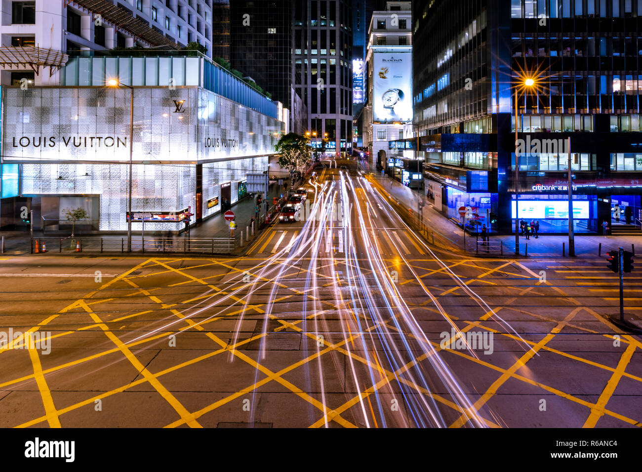 Central, Hong Kong - 30. November 2018: Hong Kong Central Business District in der Nacht mit Licht, Anschluss Stockfoto