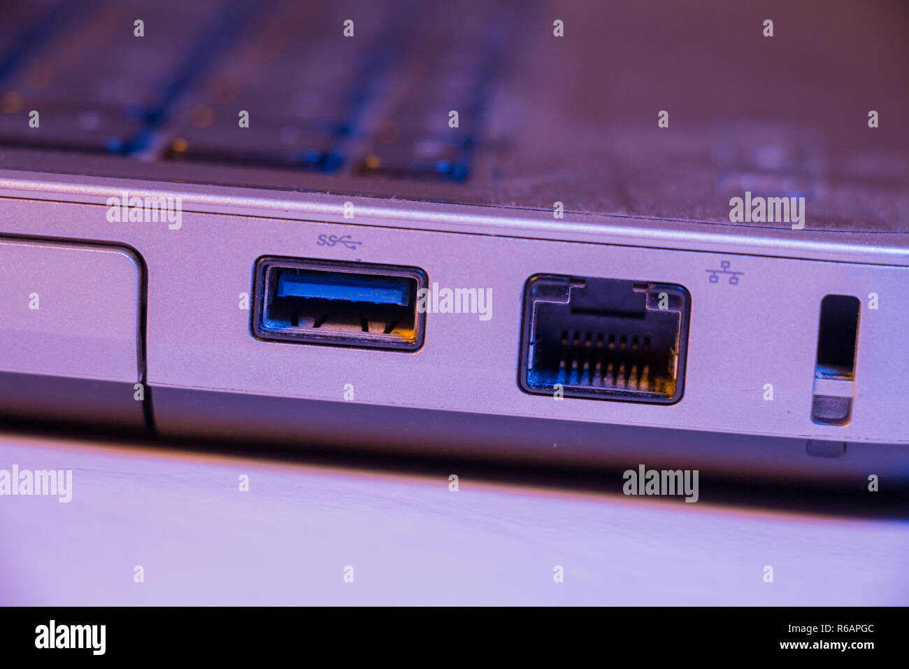 Nahaufnahme des Ethernet Kabel und USB-Anschlüsse in einem Laptop Stockfoto