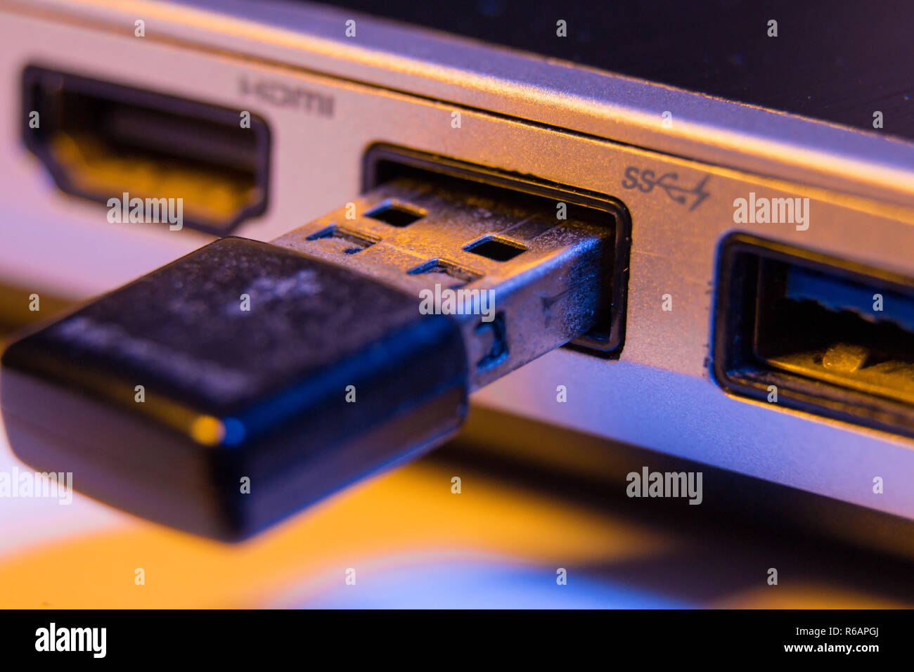 Nahaufnahme der USB-Stick in den Anschluss seitlich an einem Laptop Stockfoto