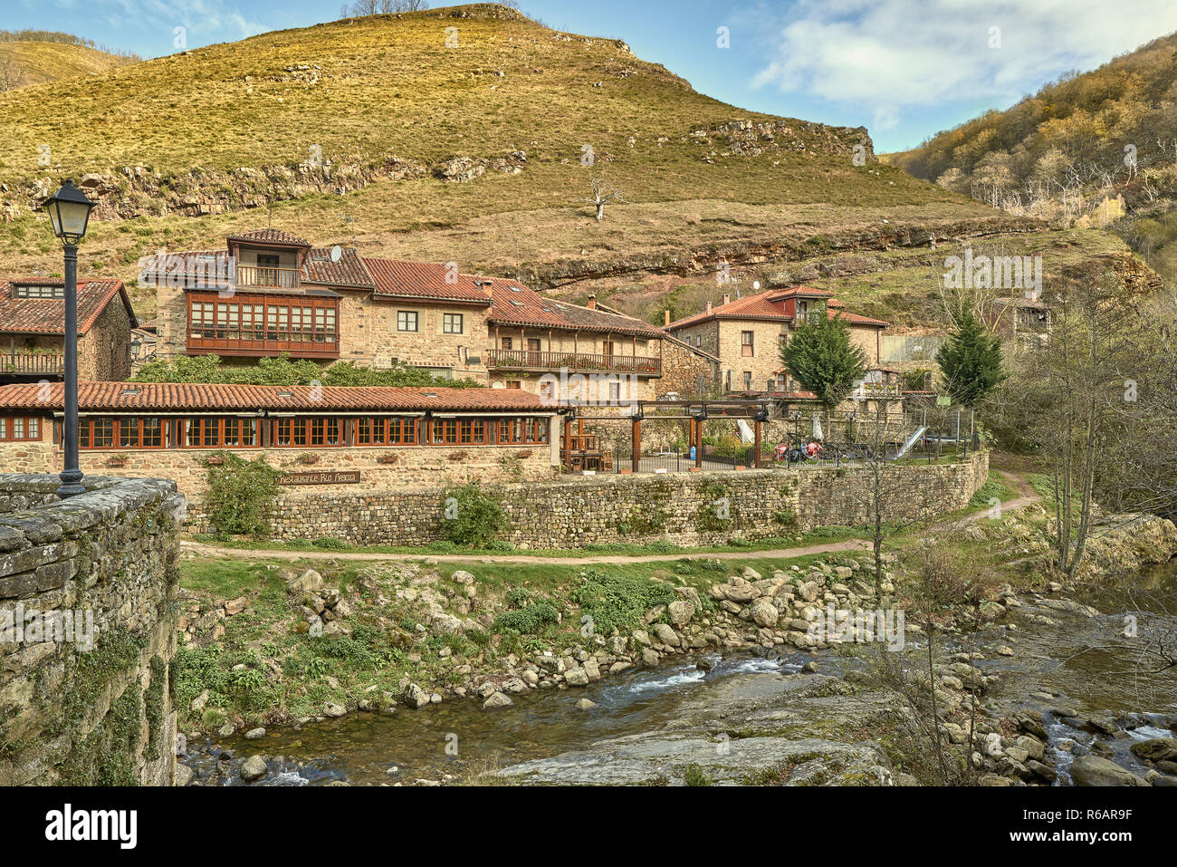 Argoza Fluss in Bárcena Mayor, erklärte die schönste Stadt in Spanien, Kantabrien, Europa Stockfoto