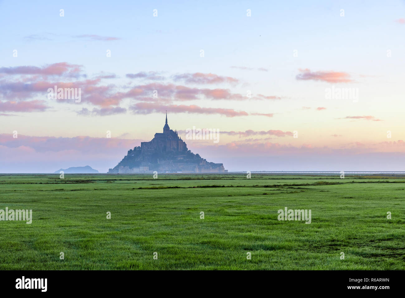 Schöne Aussicht von berühmten Le Mont Saint Michel Abtei auf der Insel, Normandie, Nordfrankreich, Europa bei Sonnenaufgang Stockfoto