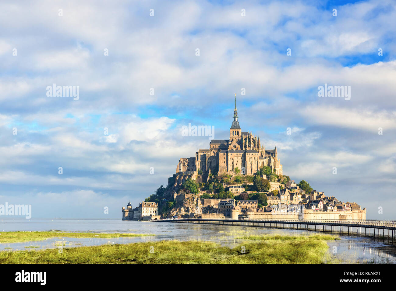 Le Mont Saint Michel Abtei auf der Insel, Normandie, Nordfrankreich, Europa bei Sonnenaufgang Stockfoto