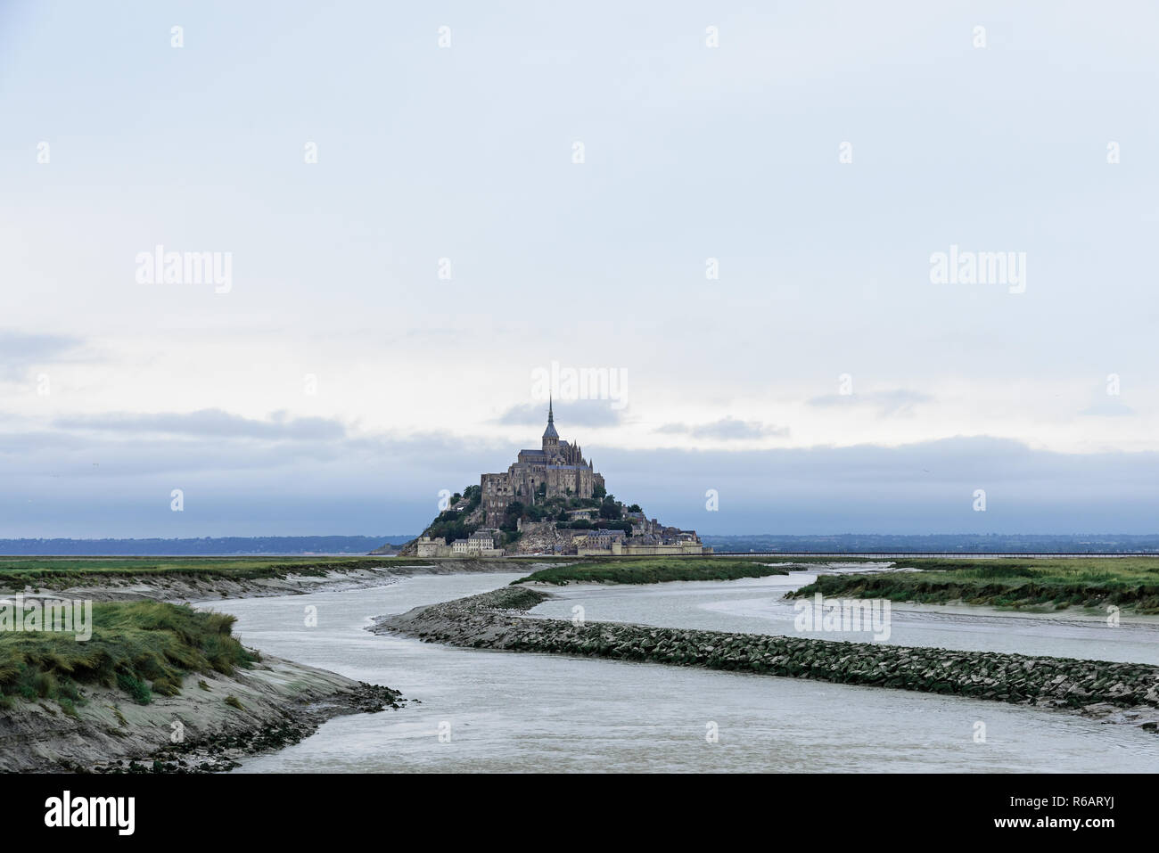 Mont Saint Michel Abtei auf der Insel mit Fluss, Normandie, Nordfrankreich, Europa bei Sonnenaufgang Stockfoto