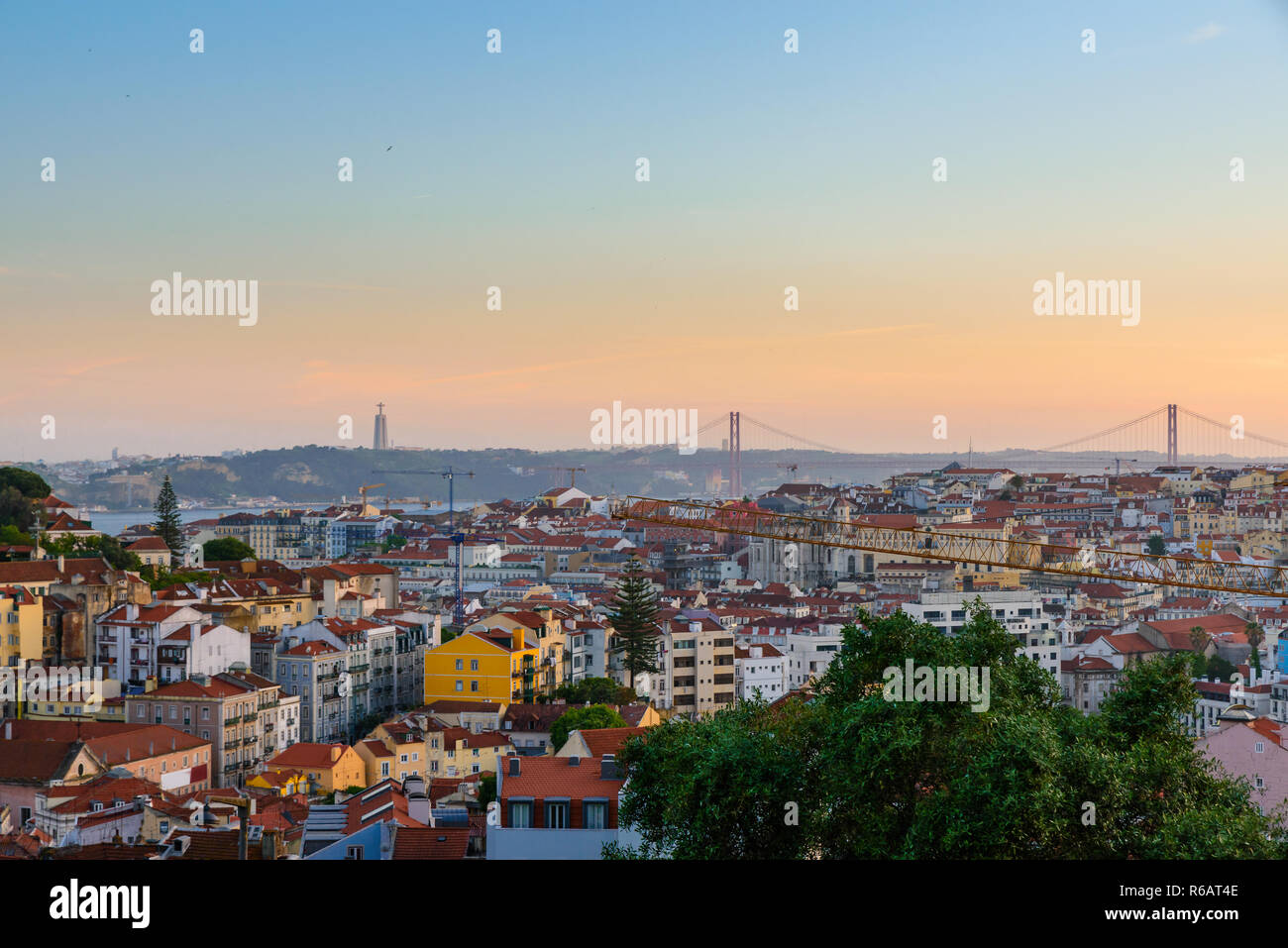 Lissabon, Portugal Altstadt Skyline mit Blick auf den Fluss Tejo und Brücke auf Sonnenuntergang. travel Concept Stockfoto