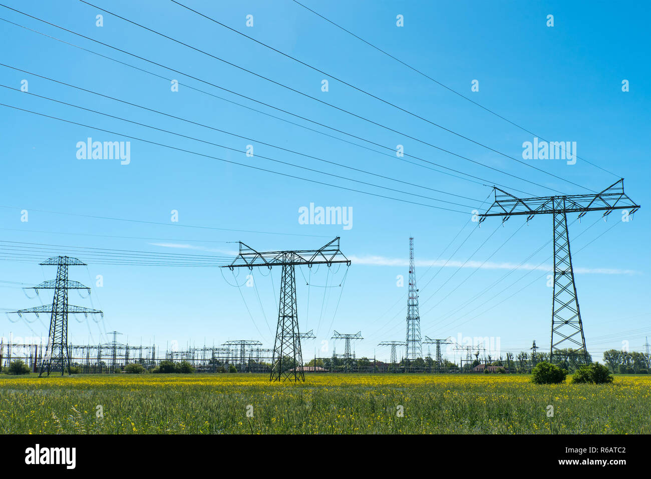 Unterstation und Stromleitungen in Deutschland Stockfoto