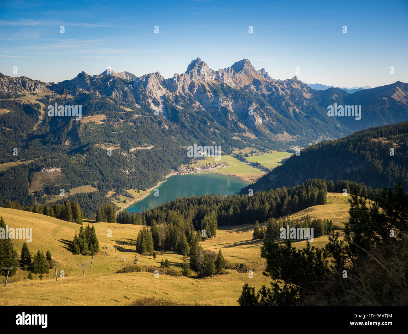 Tannheimer Tal Panorama mit Blick auf den Haldensee vom Berg Neunerköpfle im Herbst in Österreich Stockfoto