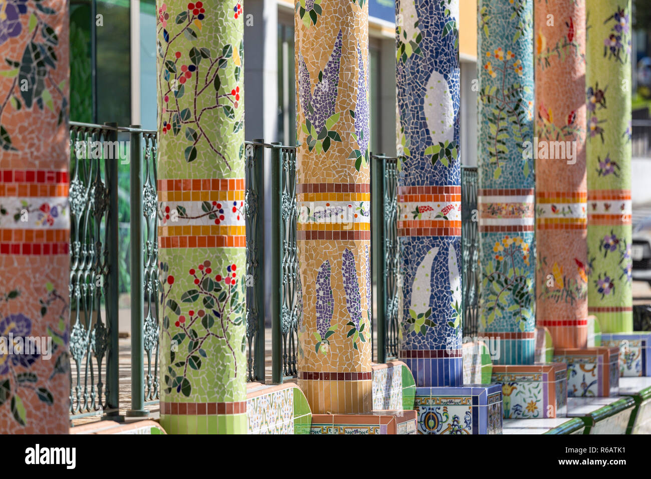 La Palma - Mosaik verzierte Säulen an der Plaza in Tazacorte Stockfoto