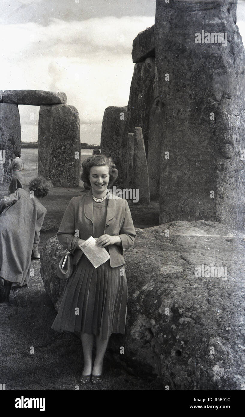 1940, historische, eine Dame in Stonehenge, einer alten prähistorischen Ring der stehenden Steine, Wiltshire, England, UK. In dieser Ära, die Besucher der Website waren in der Lage, sich frei um die Steine zu wandern. Die Geschichte der, die die Website gehört und wie die Steine dort angekommen ist eine faszinierende Geschichte. Stockfoto