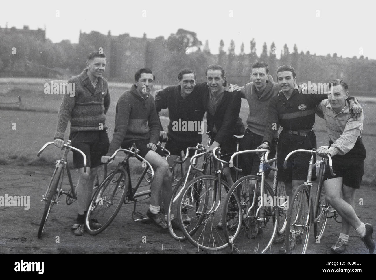 In den 1950er Jahren versammeln sich historische Mitglieder des Radfahrvereins National Clarion auf den Fahrrädern im Freien, um ein Gruppenbild zu machen, England, Großbritannien. Der Verein wurde im Jahr 1895 von einem Zusammenschluss von örtlichen sozialistischen Radsportvereinen in fünf Industriezentren gegründet und später wuchs die Zahl der örtlichen clarion Clubs bis zum frühen Teil des Jahres 1897 auf 70 an. Stockfoto