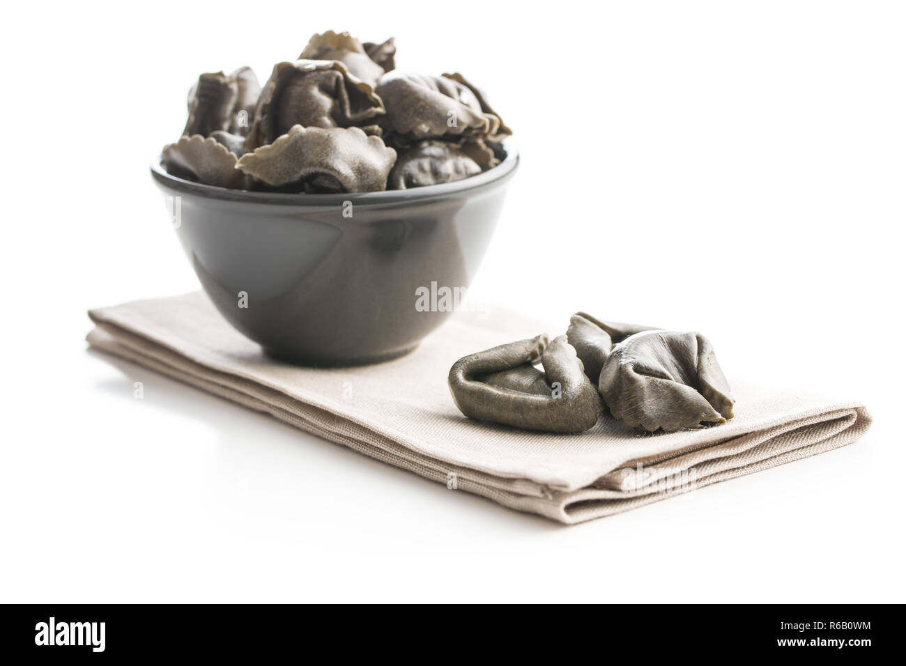 Tintenfisch tortellini Pasta auf weißem Hintergrund. Stockfoto