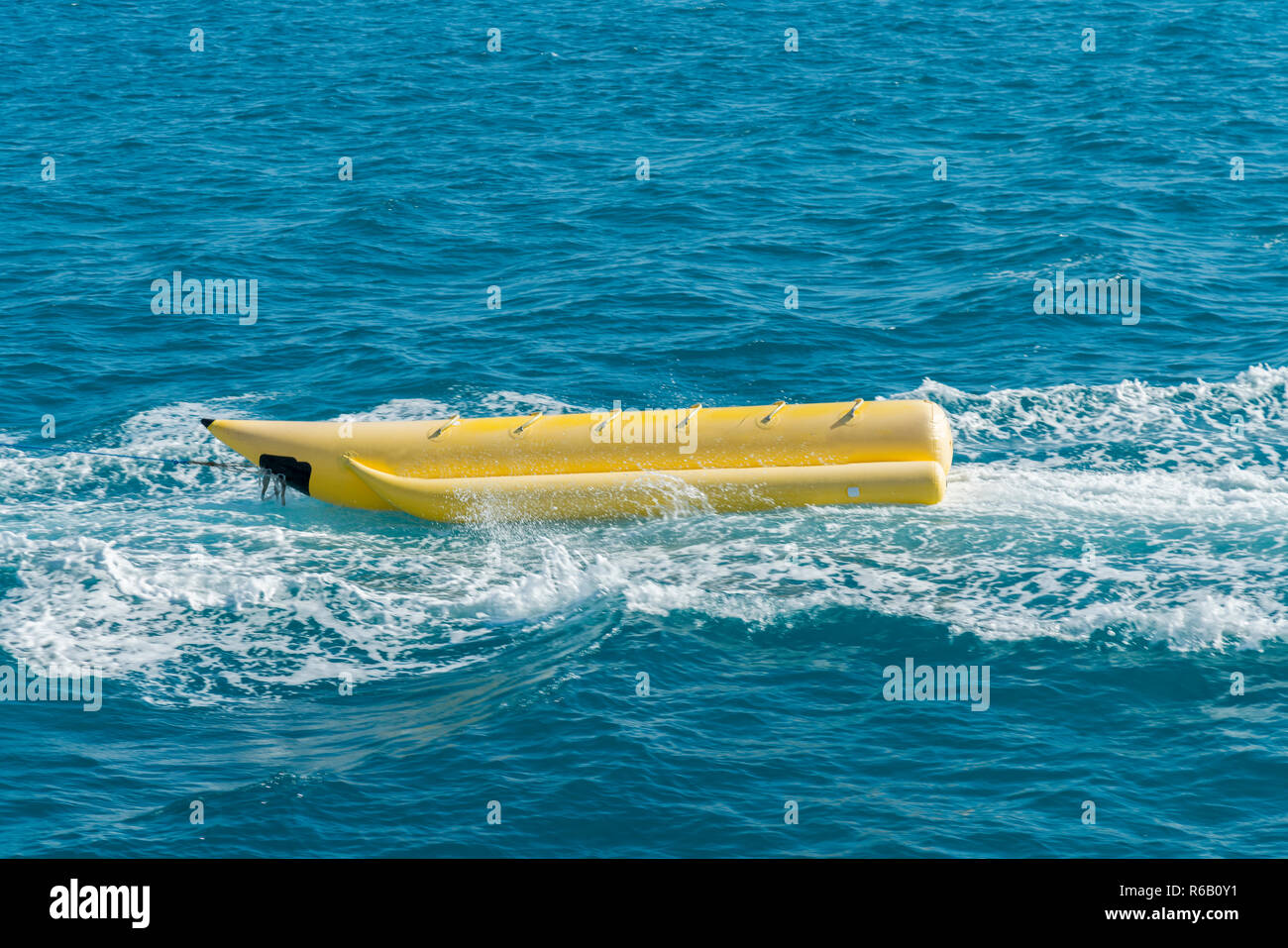 Leere aufblasbare gelbe Banane Boot im Meer. Banana Boot für Spaß auf dem  Wasser Oberfläche im Sommer Tag - Banana Boot auf das Meer Stockfotografie  - Alamy