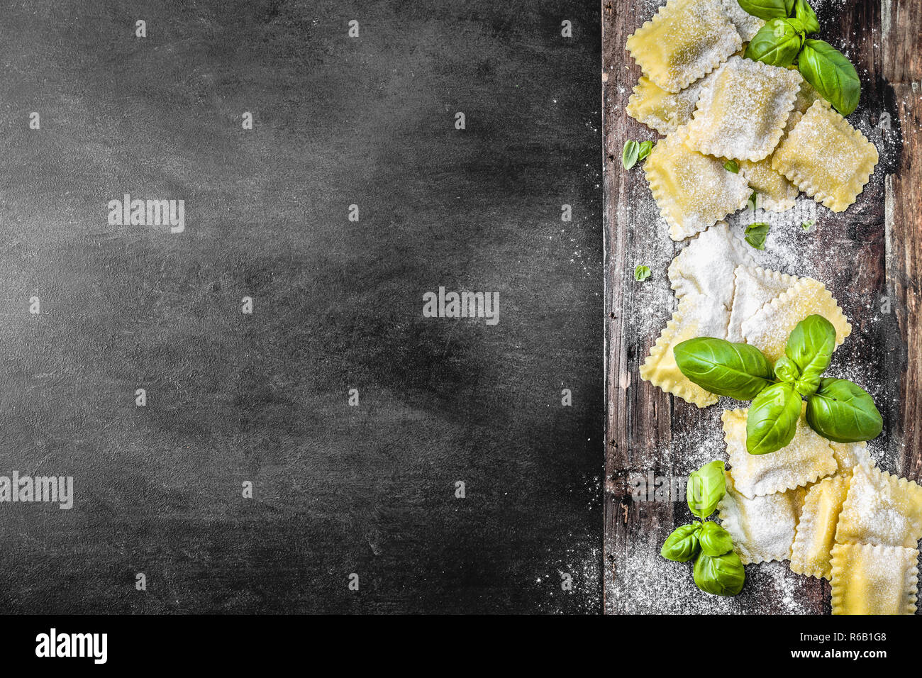 Ravioli mit Basilikum und Ricotta auf dunklem Hintergrund Stockfoto