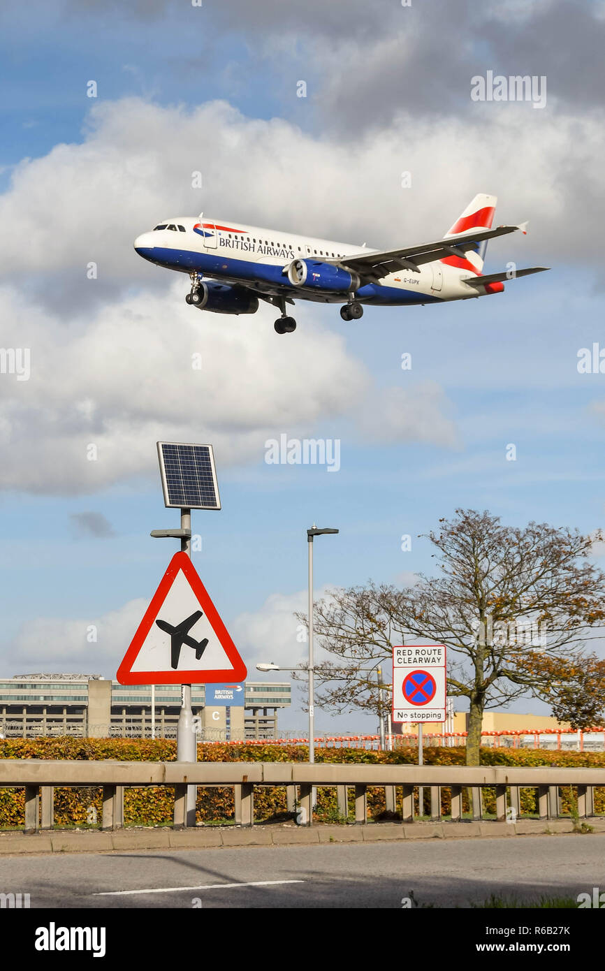 LONDON, ENGLAND - NOVEMBER 2018: Schild auf der 30 Straße am Flughafen London Heathrow Autofahrer rechtzeitig von niedrig fliegenden Flugzeugen. Einen British Airways Jet Stockfoto